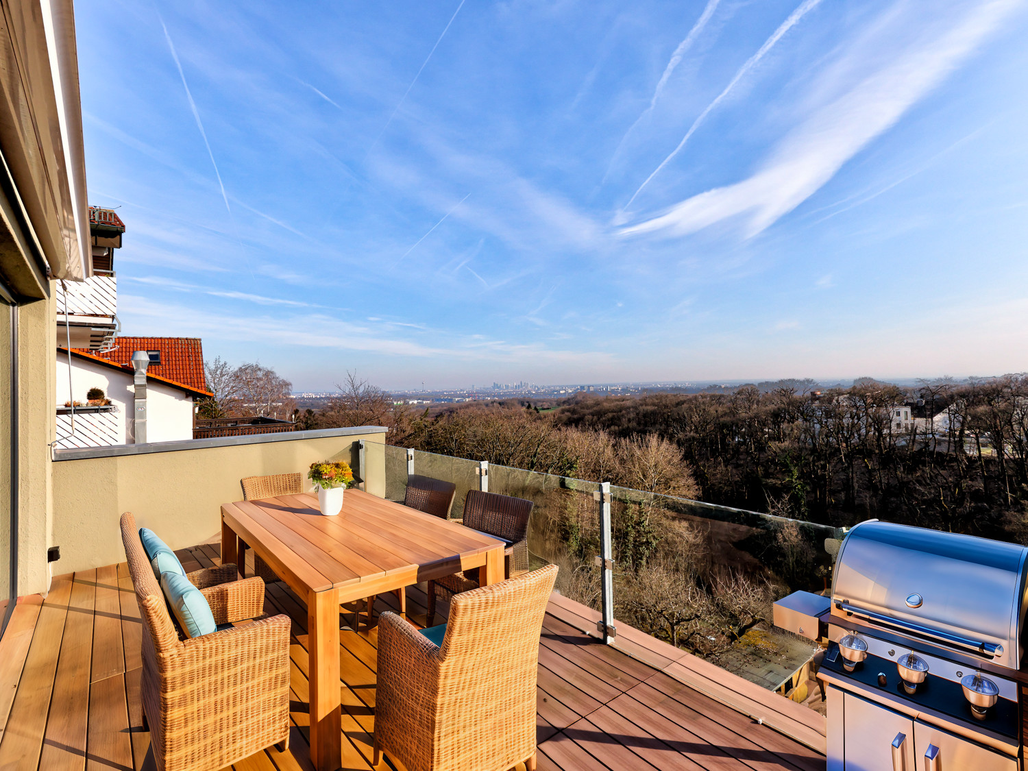 Terrasse mit Skyline Blick (Möblierungsbeispiel)