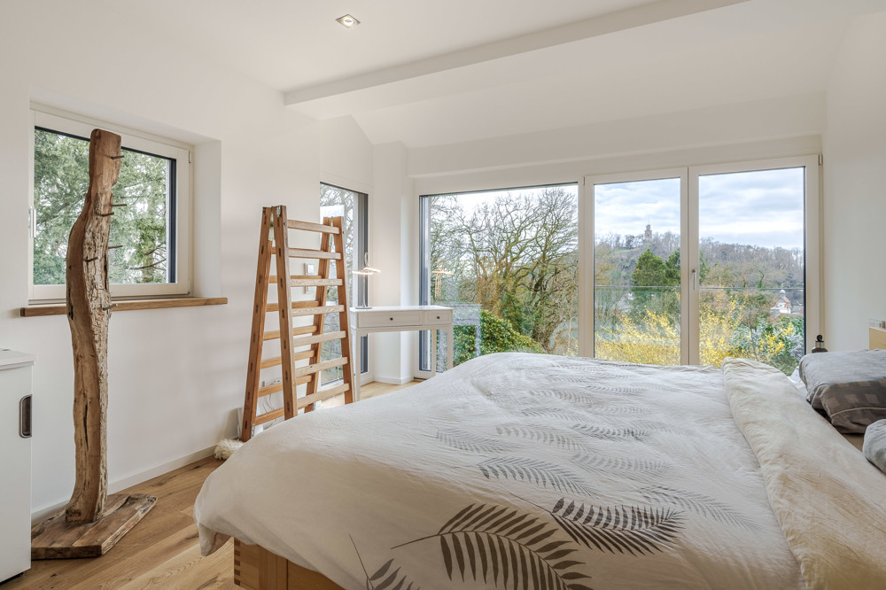 Elternschlafzimmer mit Wald- und Burgblick