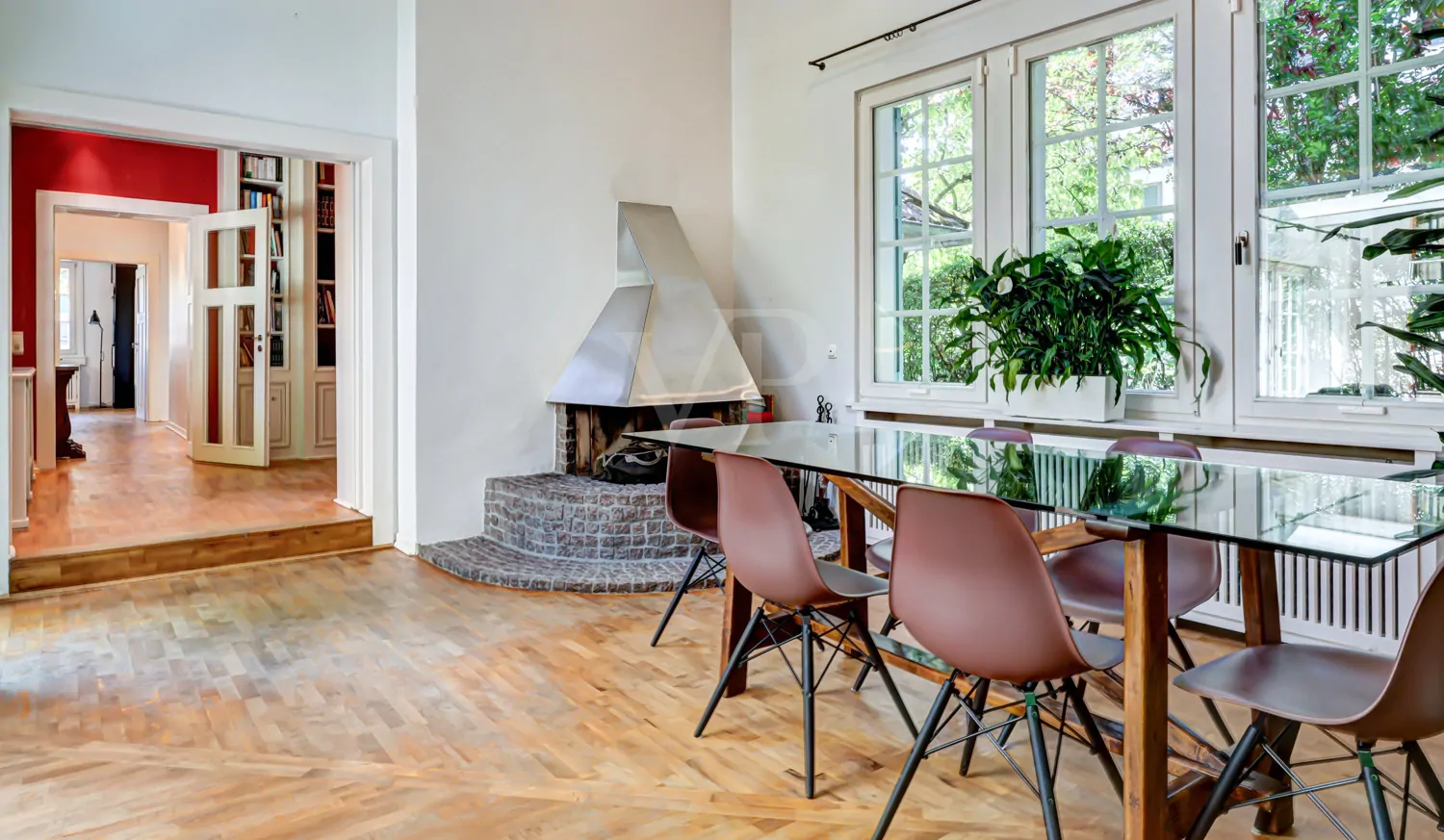 Essbereich mit Blick auf den Kamin