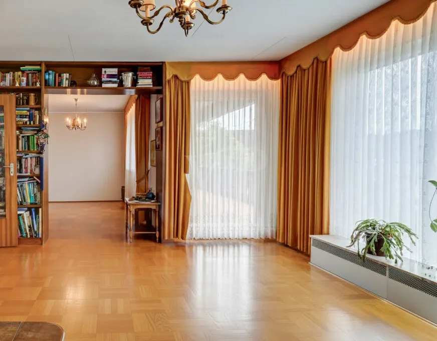 Wohnbereich mit Blick in den Essbereich  (unmöbliert)