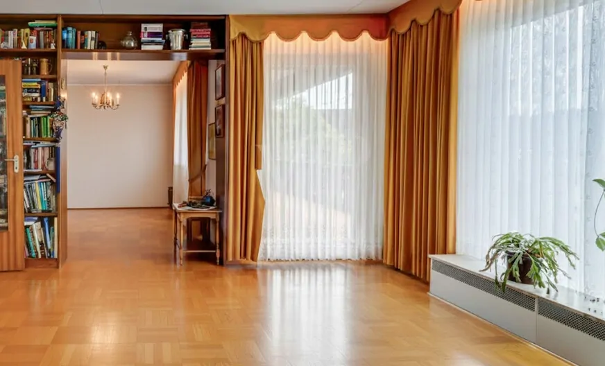 Wohnbereich mit Blick in den Essbereich  (unmöbliert)