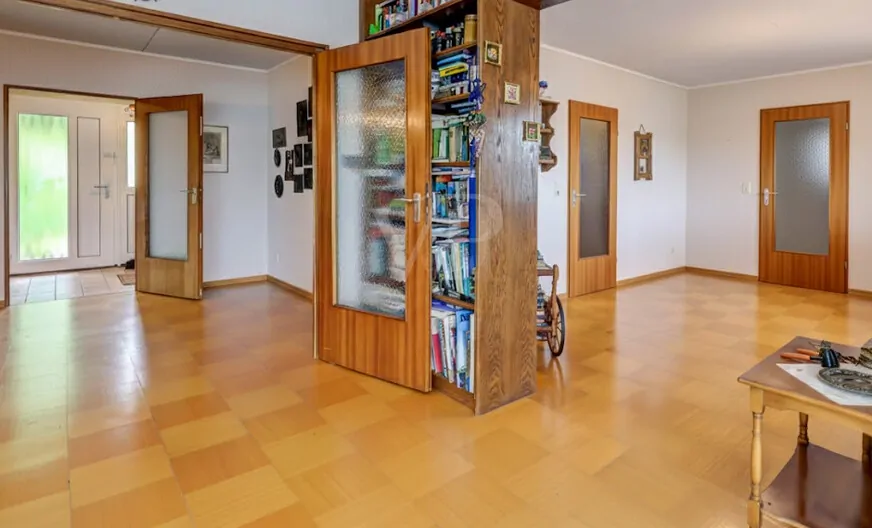 Wohnbereich mit Blick in den Essbereich  (unmöbliert)