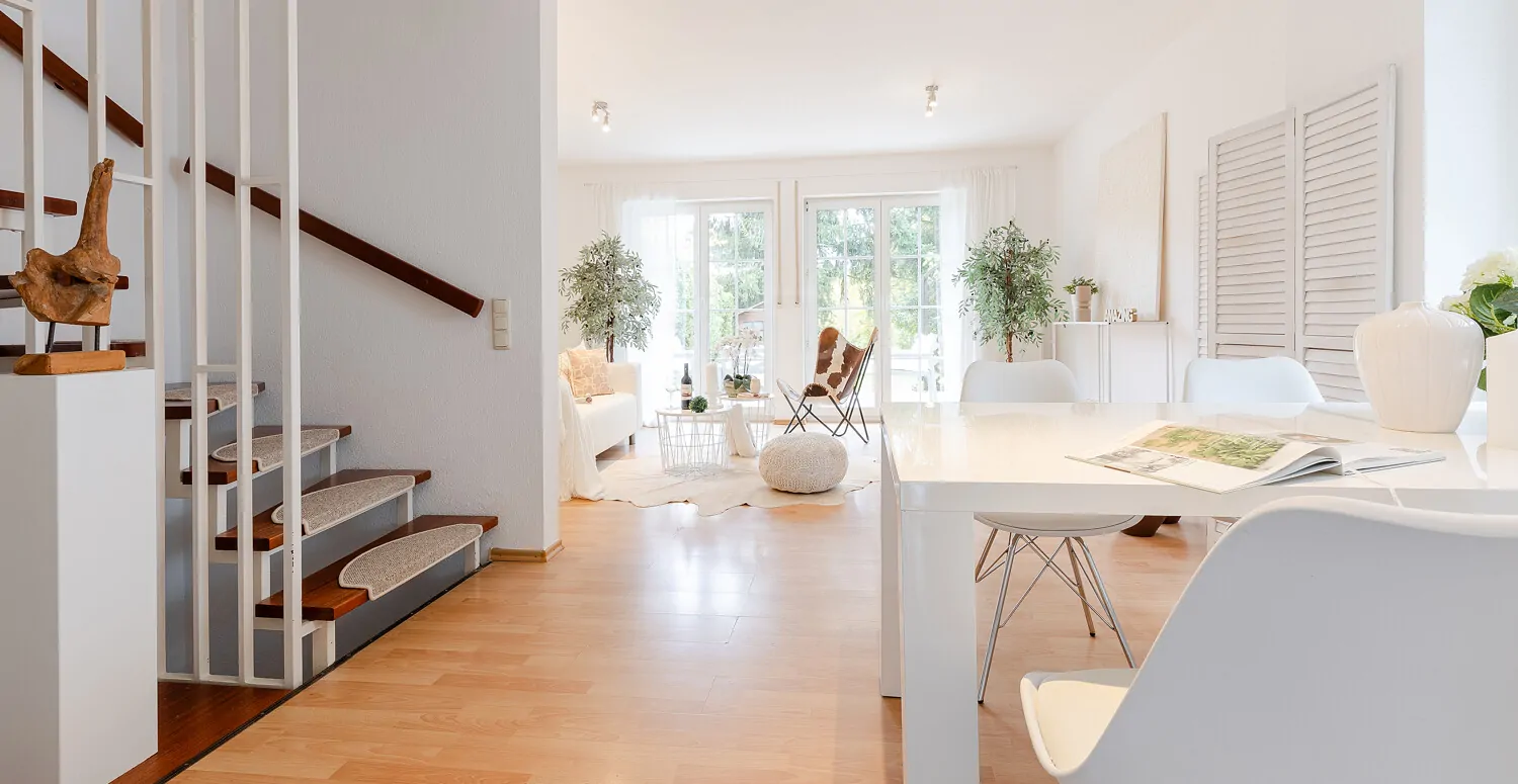 Essbereich mit Blick ins Wohnzimmer