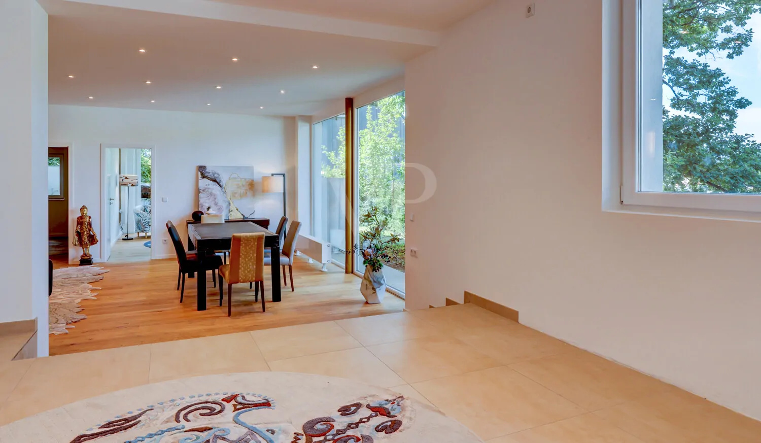 Küche mit Blick in den Essbereich