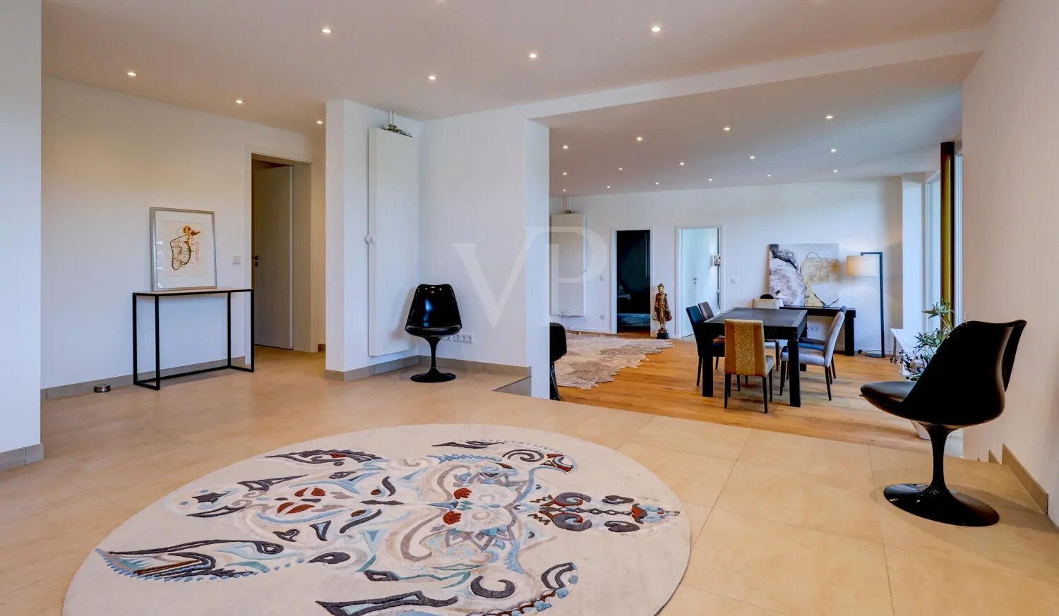 Küche mit Blick ins offene Wohnen