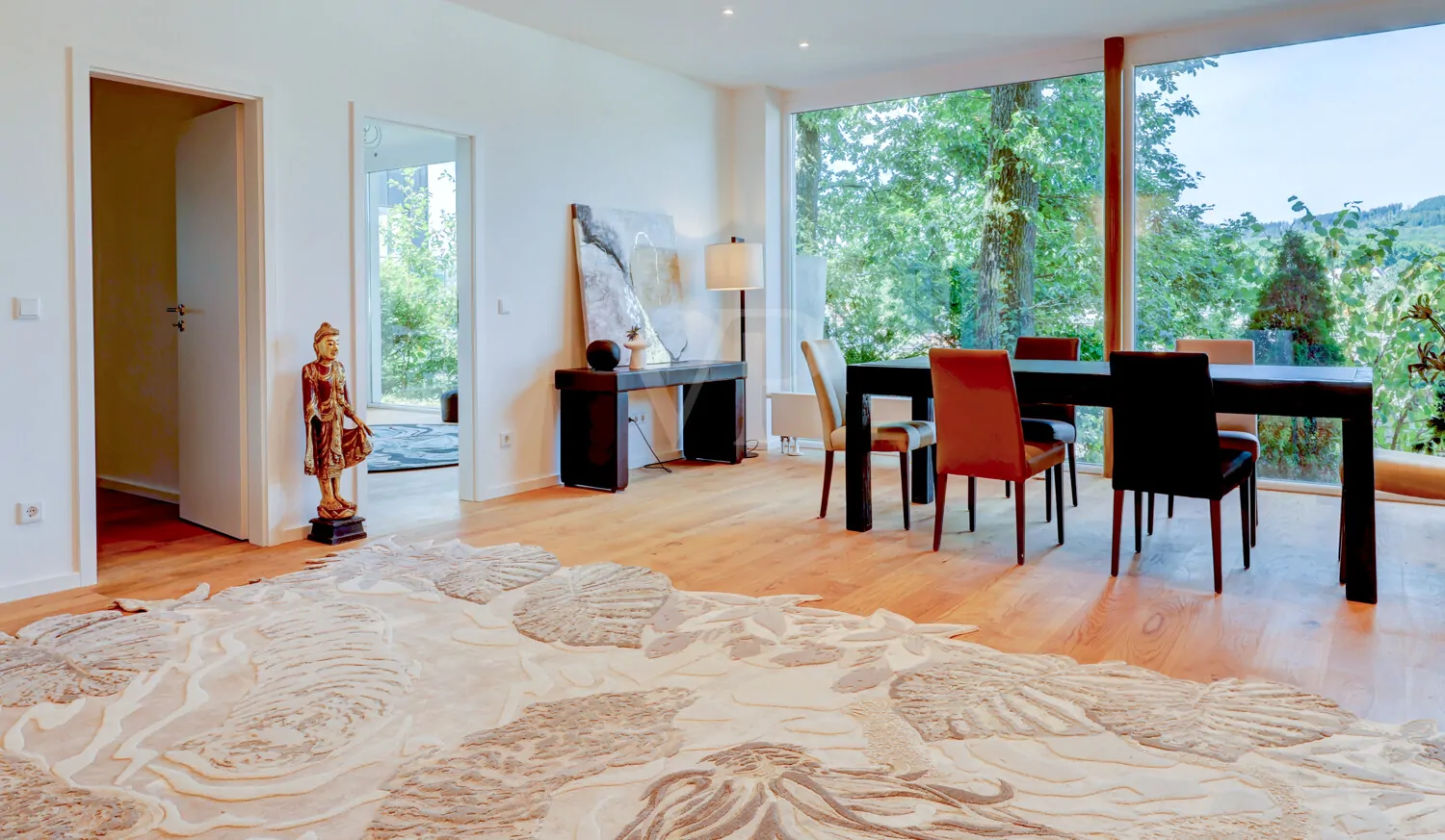 Gemütlicher Essbereich mit Blick ins Grüne