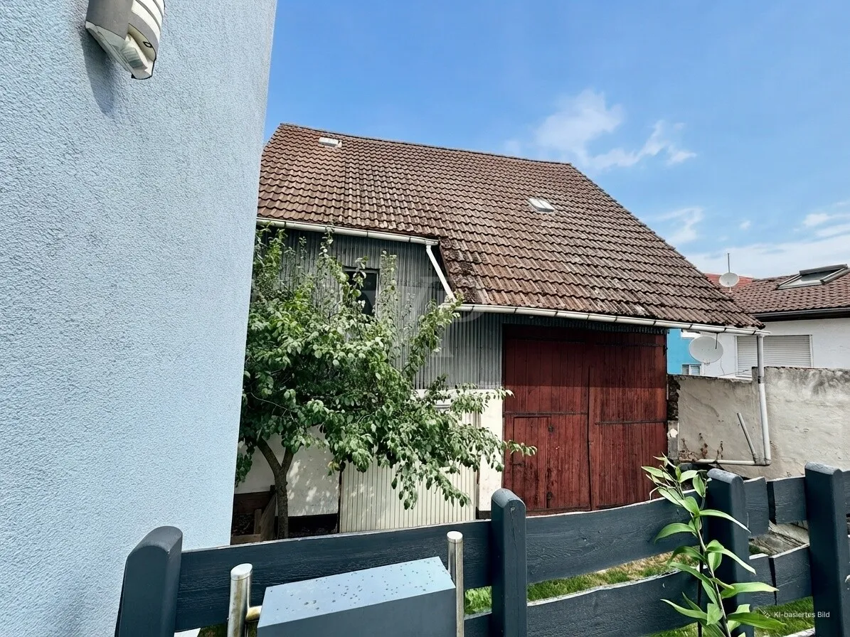 Ansicht auf Garage und Scheune