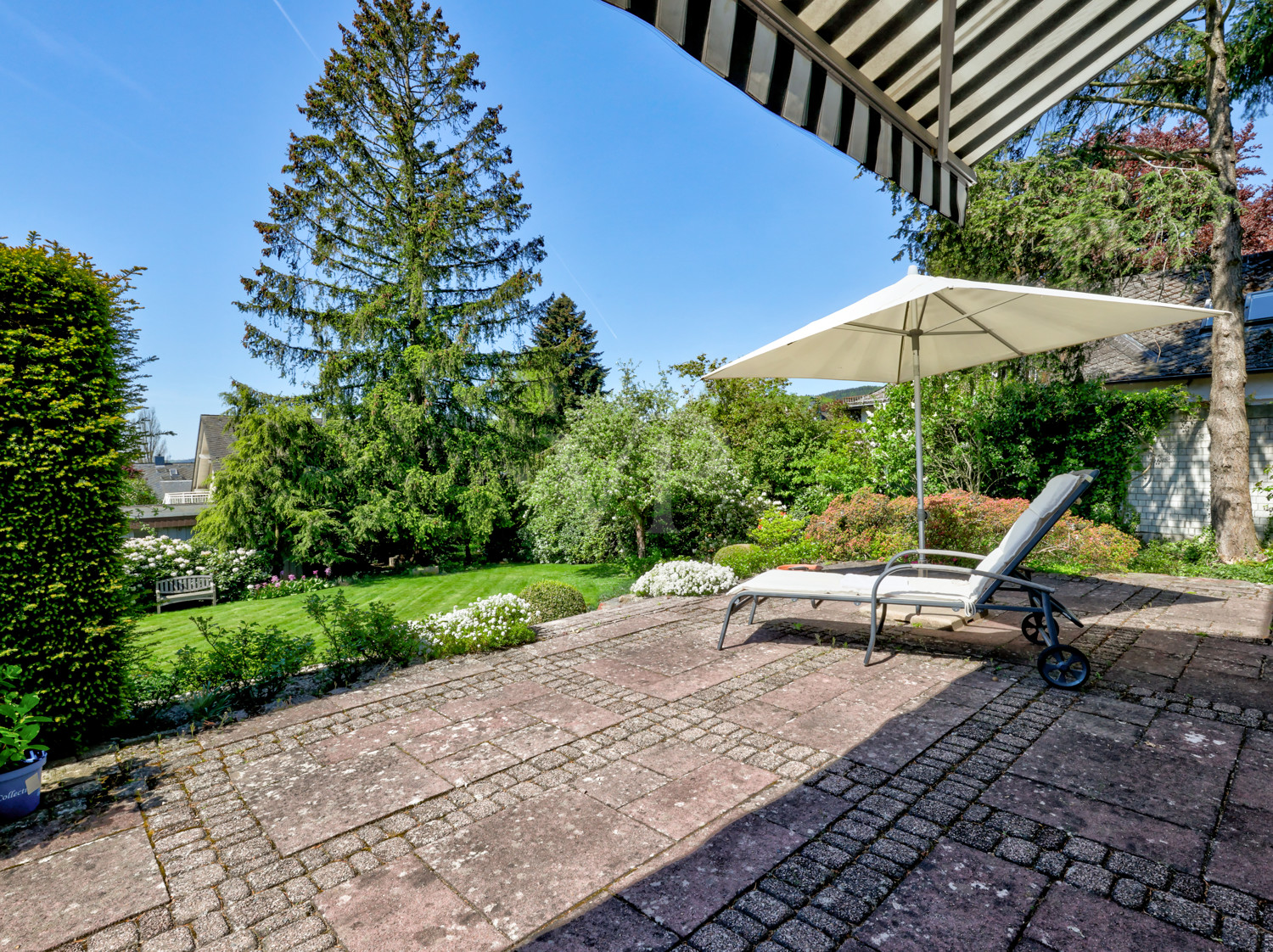 Terrasse mit Zugang in den Garten (EG)
