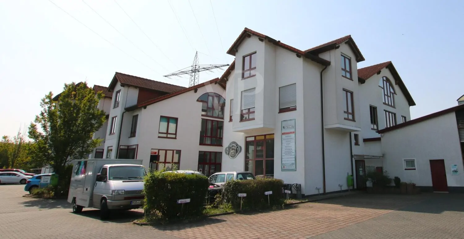 Ansicht mit Parkplatz