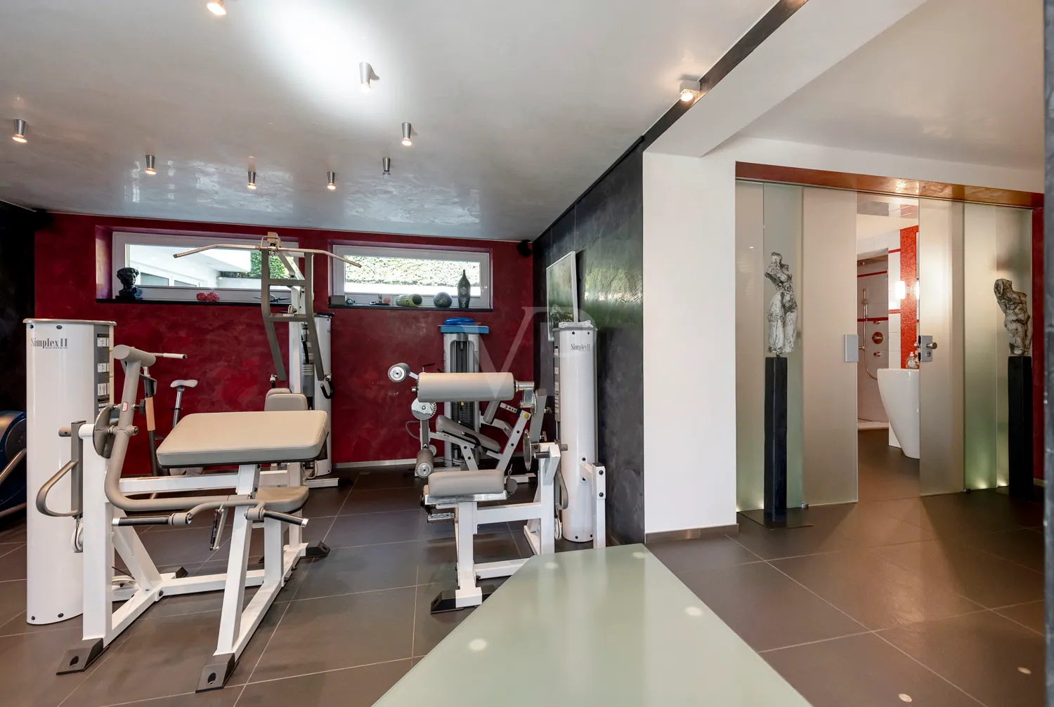 Fitnessraum und  Gästebad