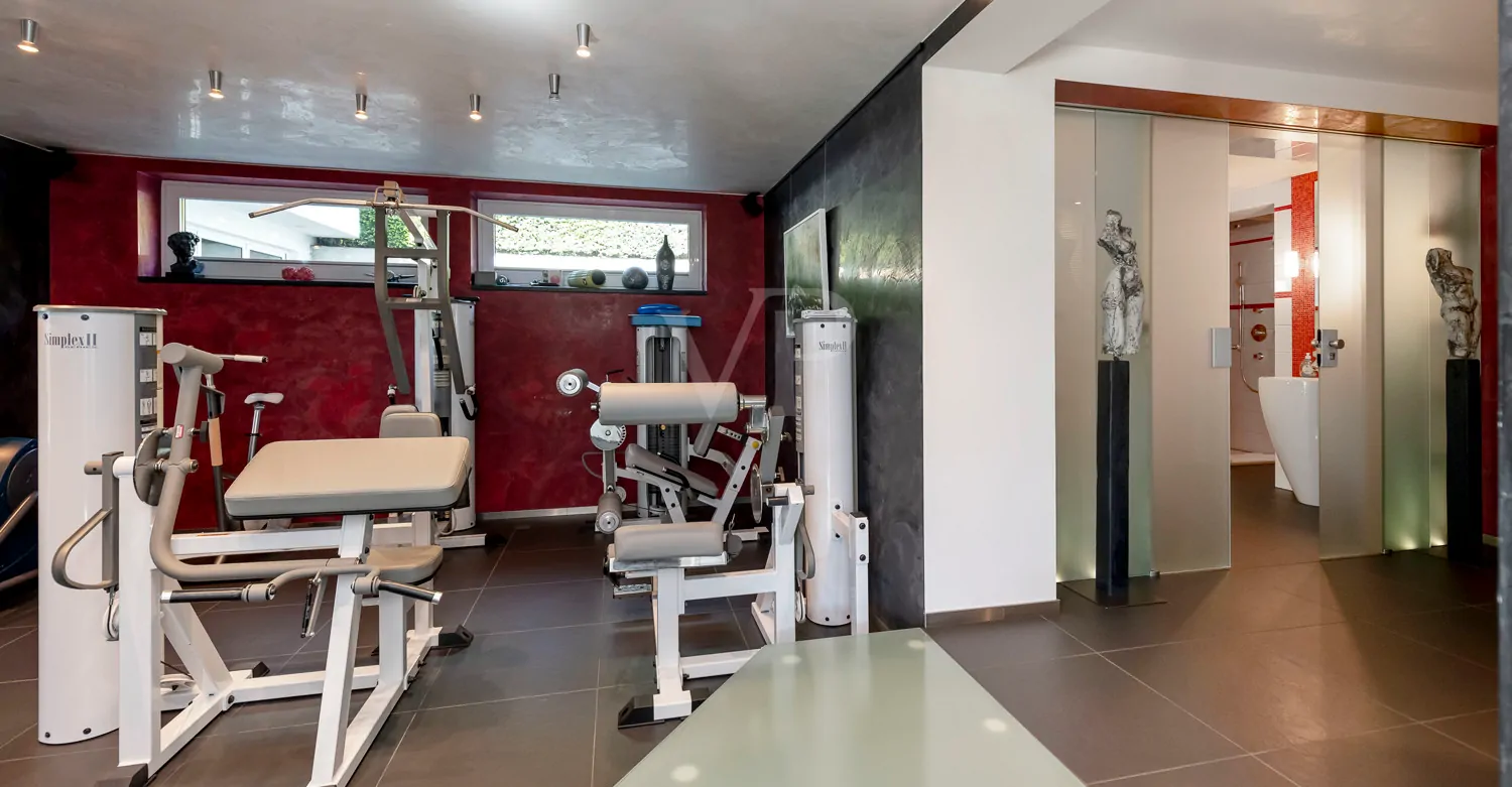 Fitnessraum und  Gästebad