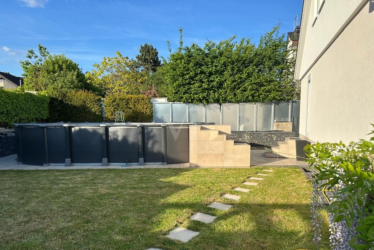 Garten mit Pool
