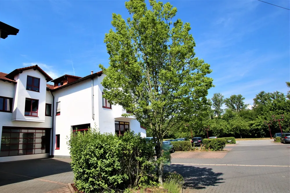 Bürogebäude mit Parkplatz