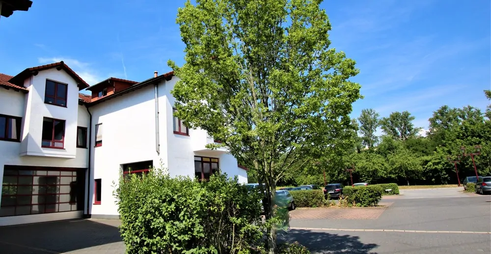Bürogebäude mit Parkplatz