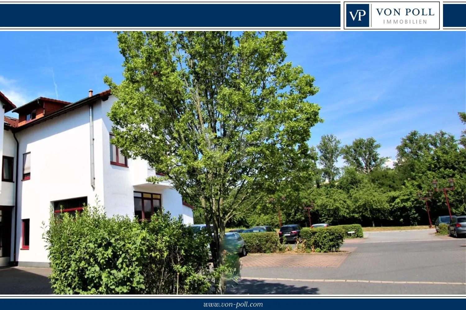 Bürogebäude mit Parkplätzen