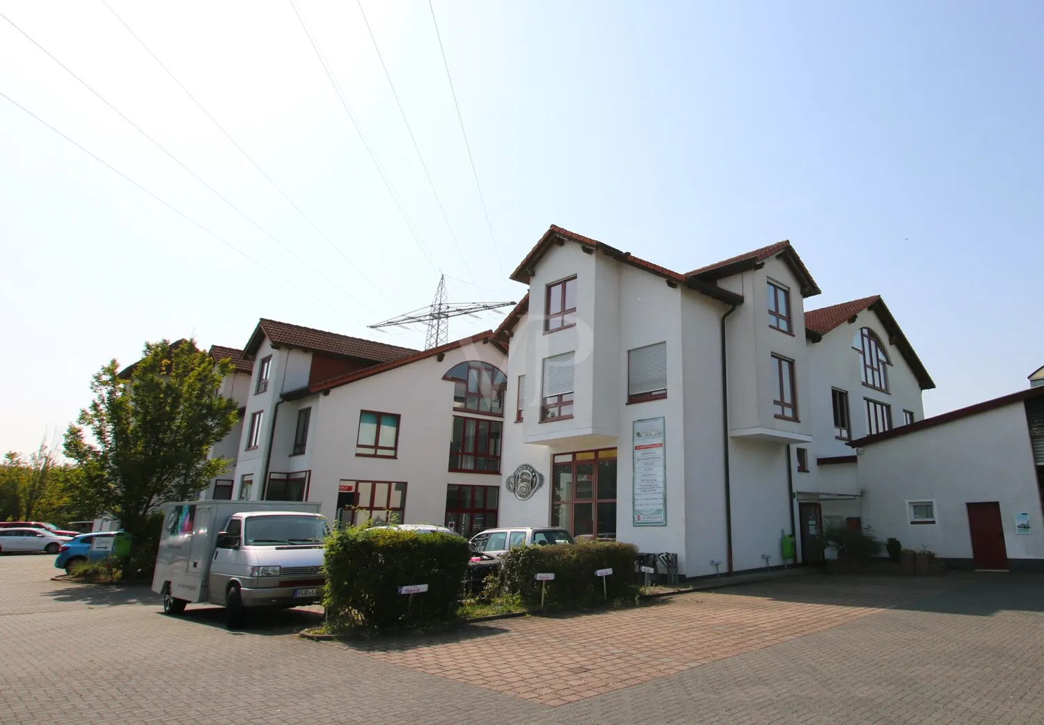 Bürogebäude mit Parkplatz