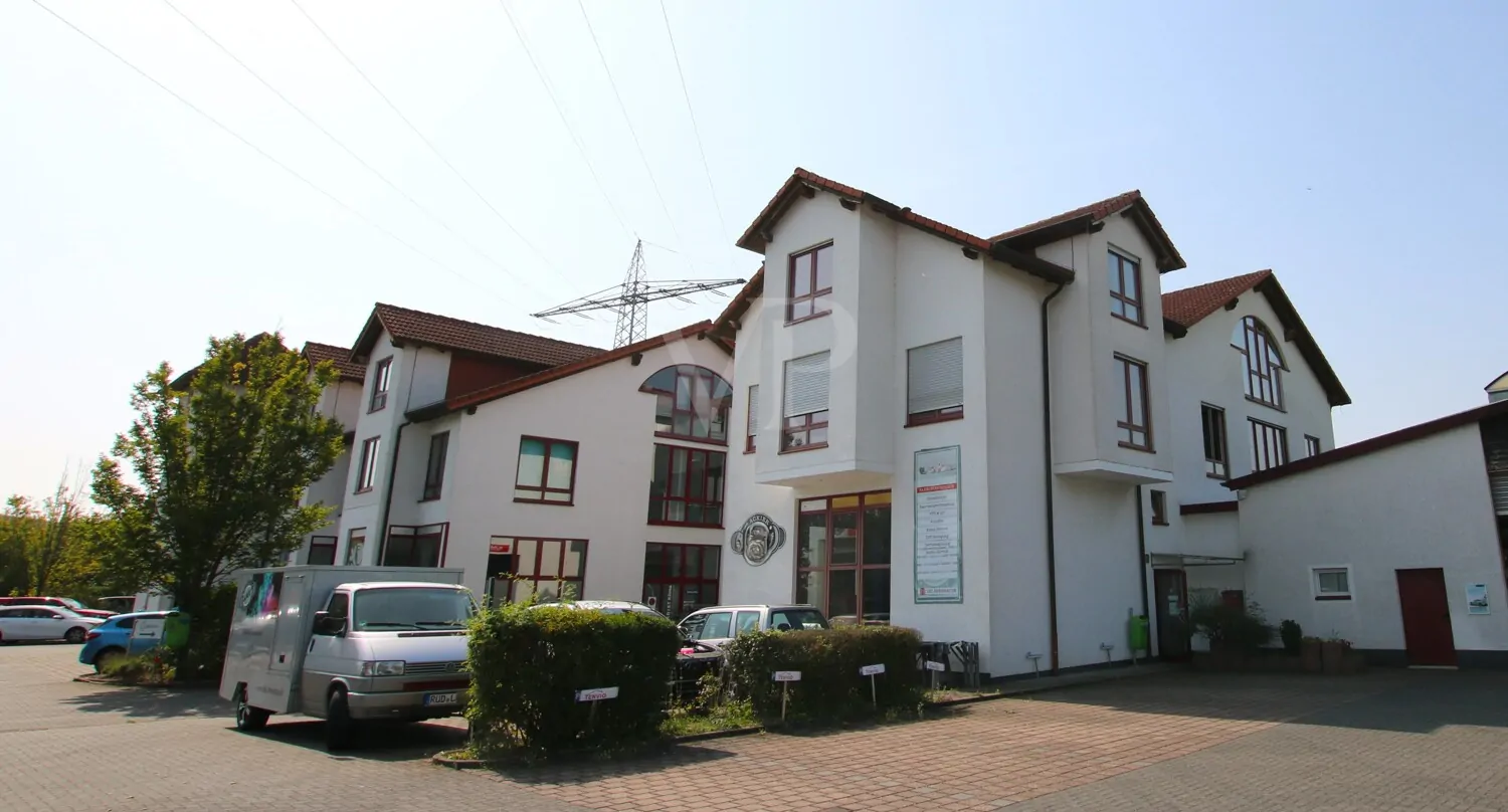 Bürogebäude mit Parkplatz