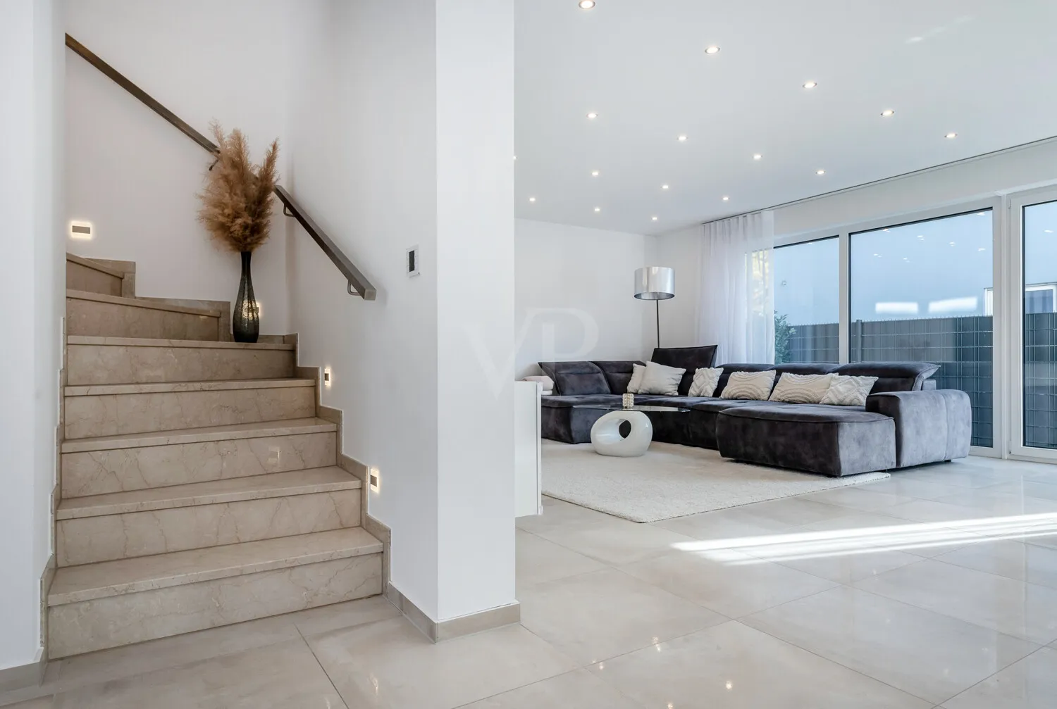 Flur mit Blick ins Wohnzimmer