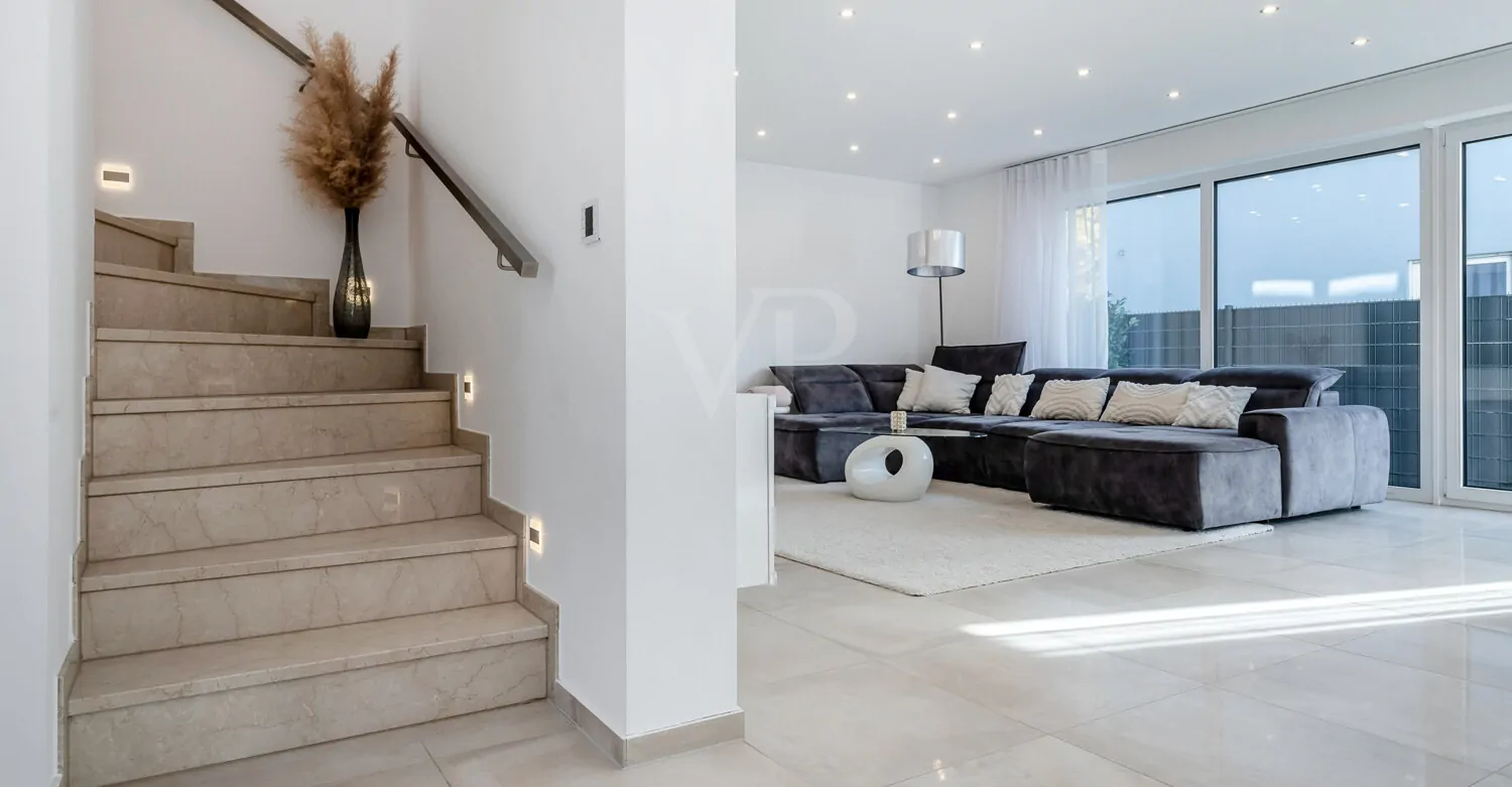 Flur mit Blick ins Wohnzimmer