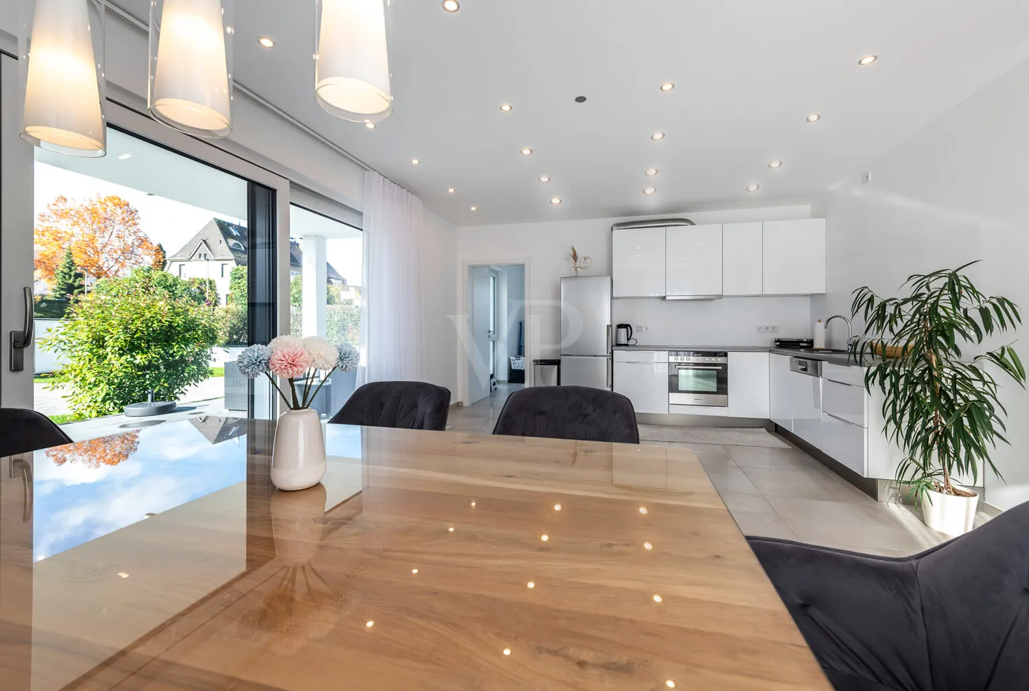 Küche / Essen mit Zugang Terrasse