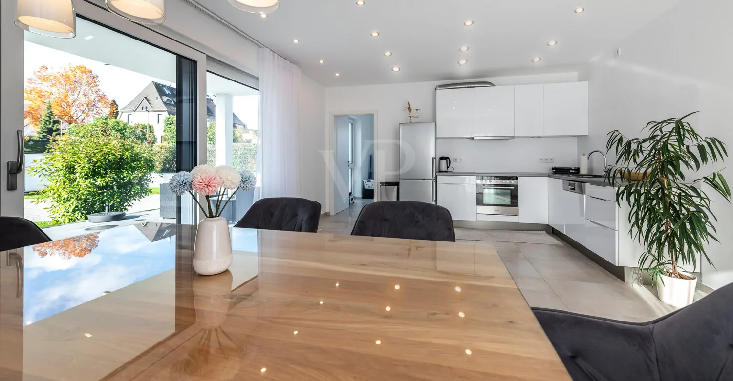 Küche / Essen mit Zugang Terrasse