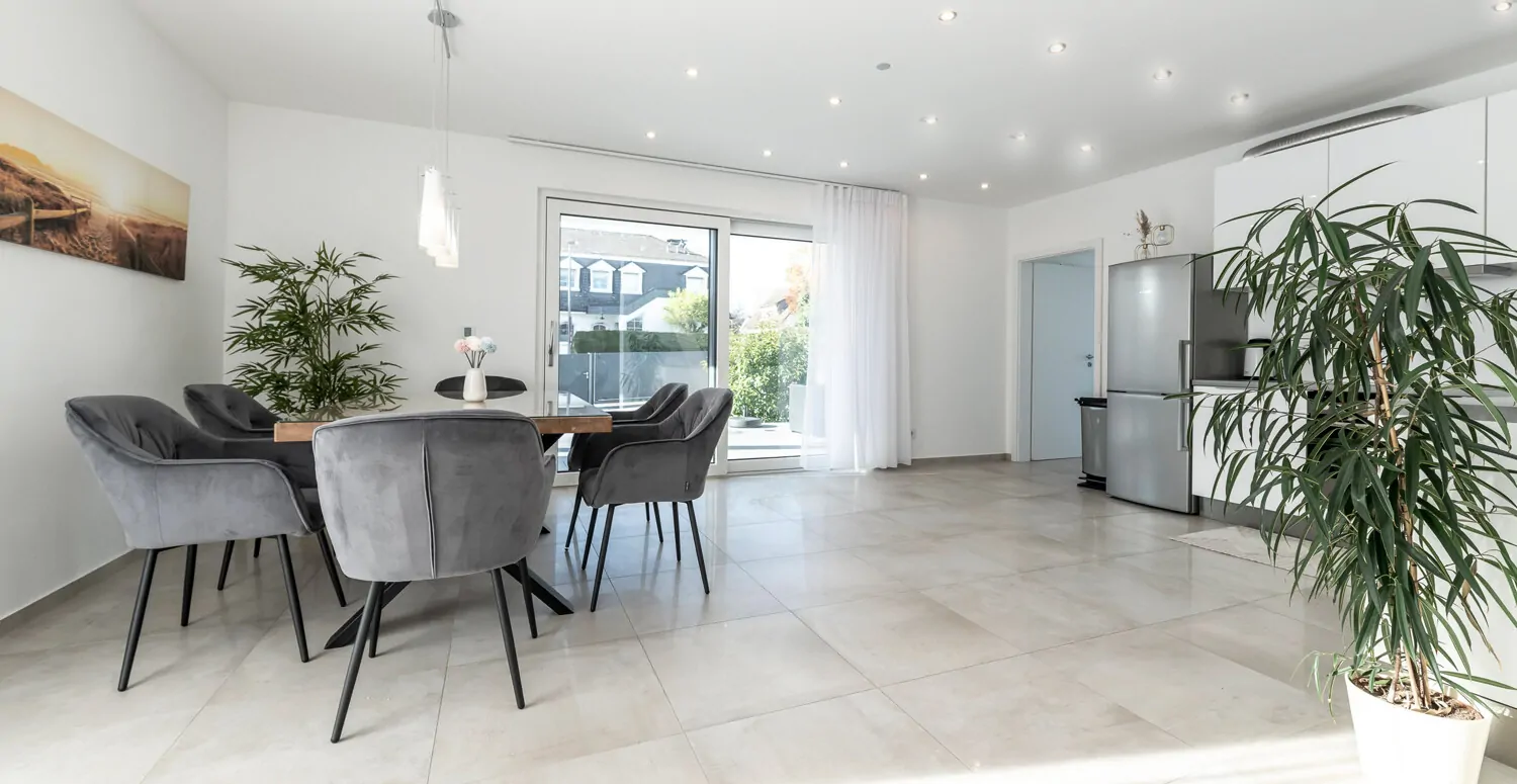 Küche / Essen mit Zugang Terrasse