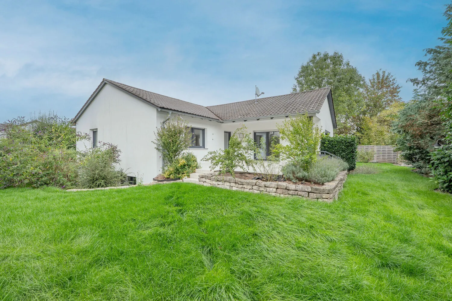 Großzügiger Bungalow mit modernisiertem Ambiente und sonnigem Garten