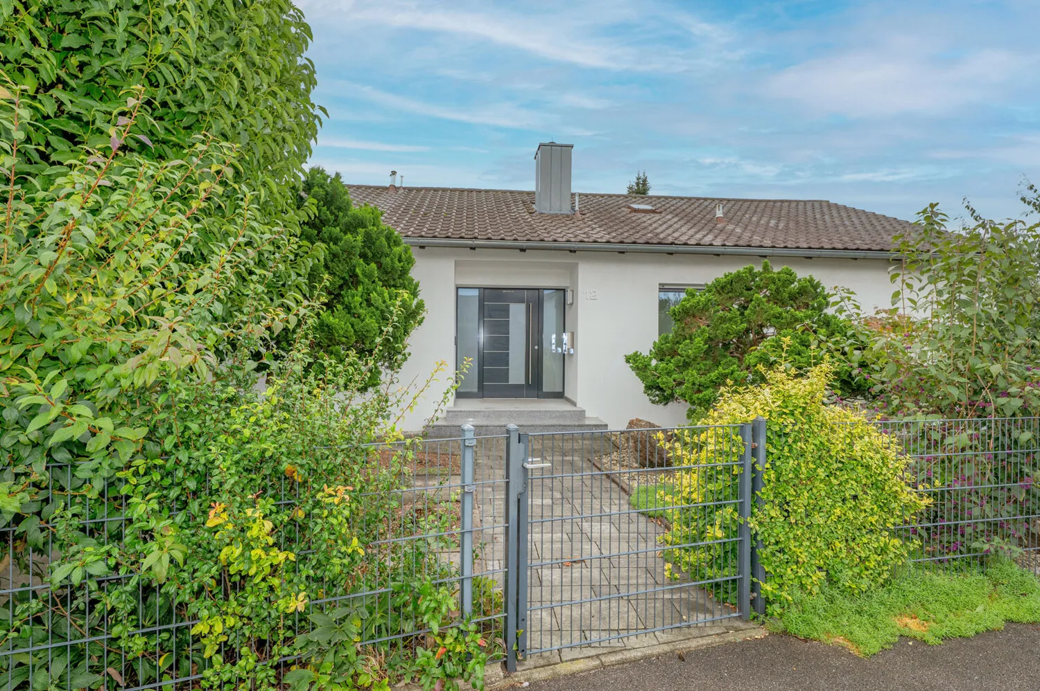 Großzügiger Bungalow mit modernisiertem Ambiente und sonnigem Garten