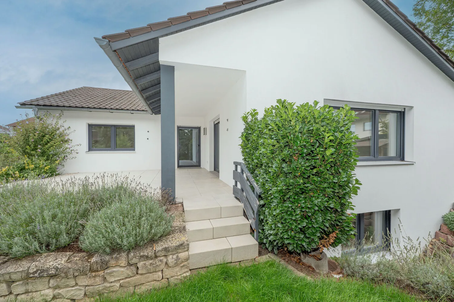 Großzügiger Bungalow mit modernisiertem Ambiente und sonnigem Garten