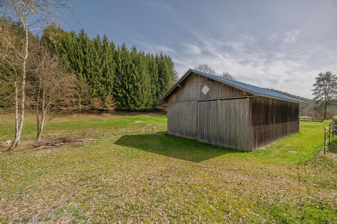 Ländliches Anwesen mit 4 Wohneinheiten, 11 Pferdeboxen und 1,4 Hektar Land