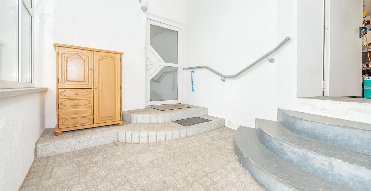 Windfang zwischen Garage und Wohnhaus