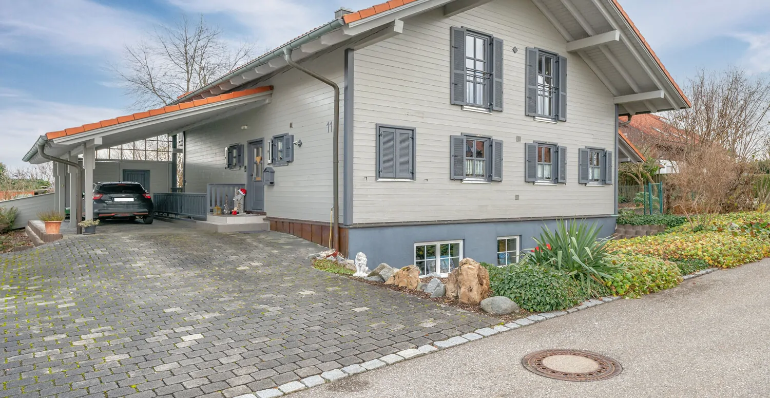 Hochwertiges Sonneitnerholzhaus - Einfamilienhaus mit Einliegerwohnung und großem Grundstück