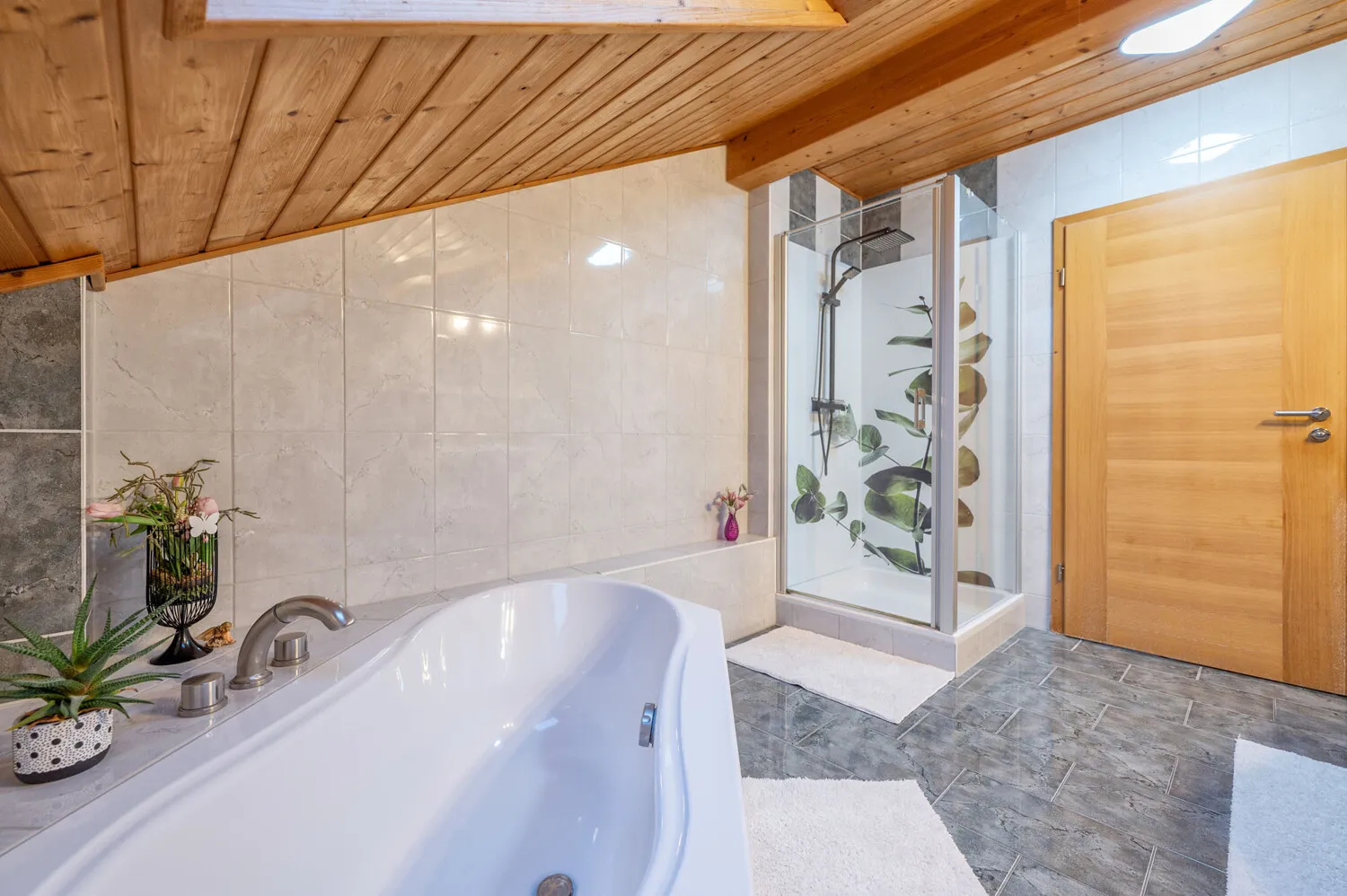 Hochwertiges Sonneitnerholzhaus - Einfamilienhaus mit Einliegerwohnung und großem Grundstück