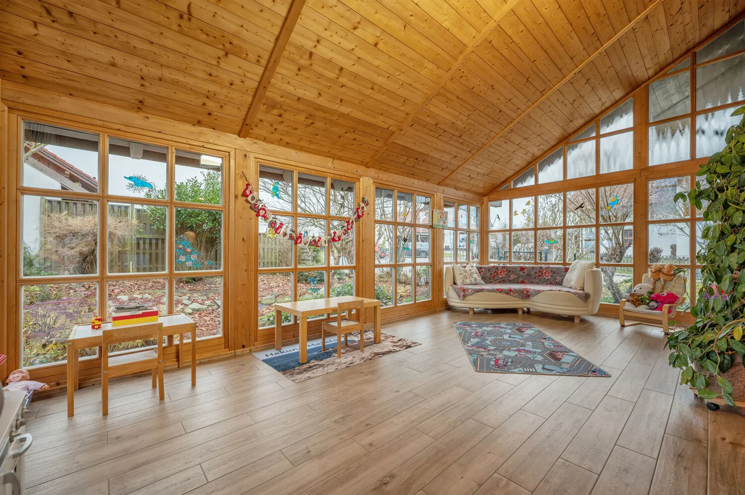 Hochwertiges Sonneitnerholzhaus - Einfamilienhaus mit Einliegerwohnung und großem Grundstück