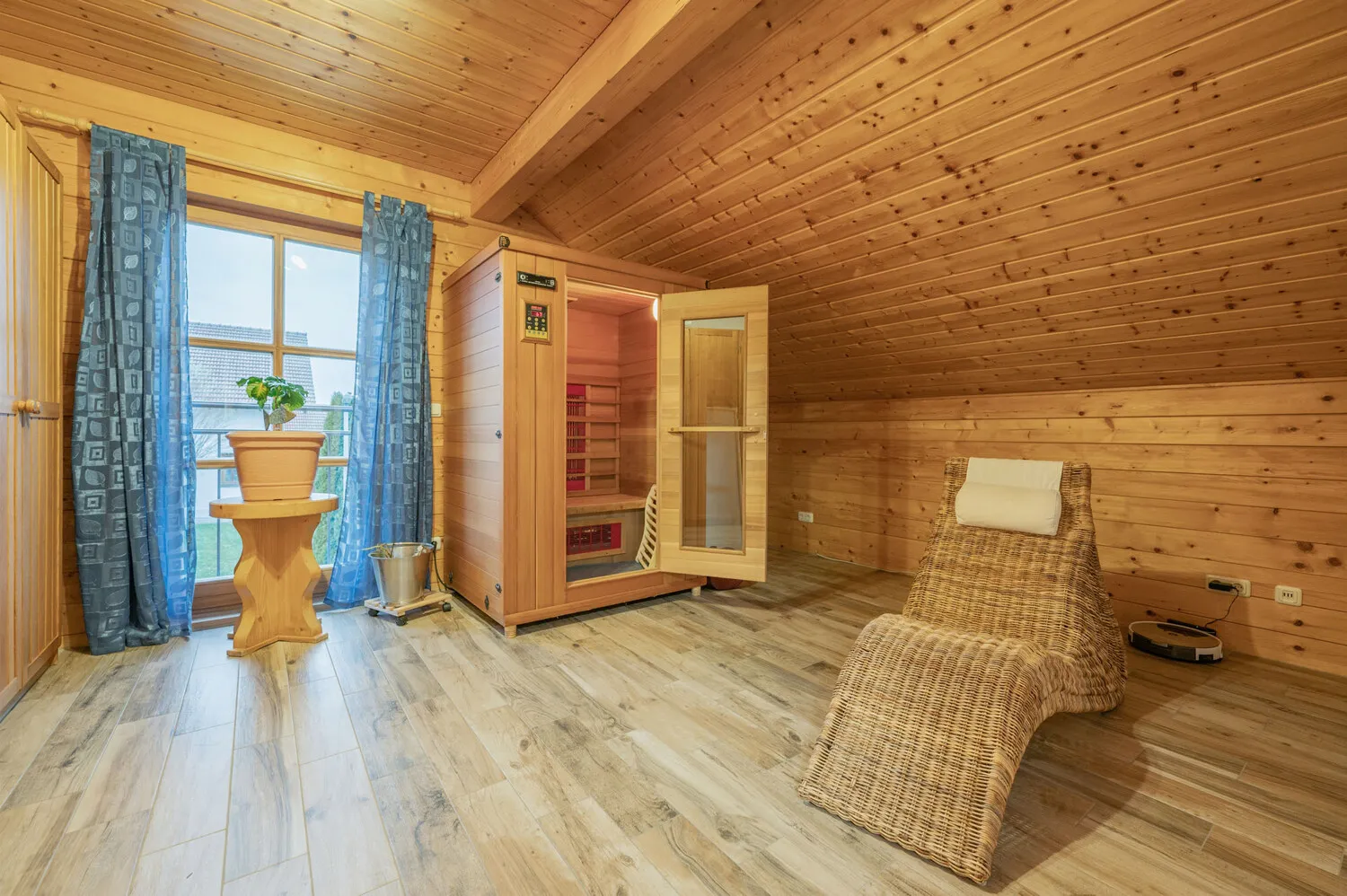 Hochwertiges Sonneitnerholzhaus - Einfamilienhaus mit Einliegerwohnung und großem Grundstück