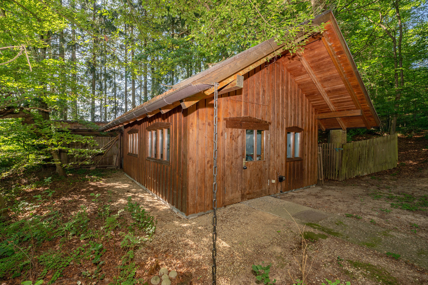 Freizeitgrundstück mit 2 kleinen Häusern und Pool in naturnaher Umgebung