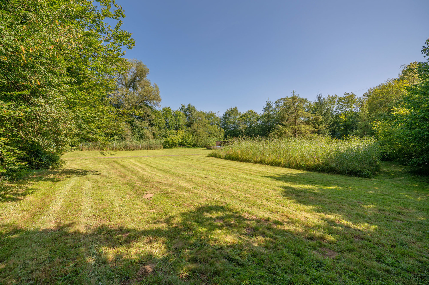 Freizeitgrundstück mit 2 kleinen Häusern und Pool in naturnaher Umgebung