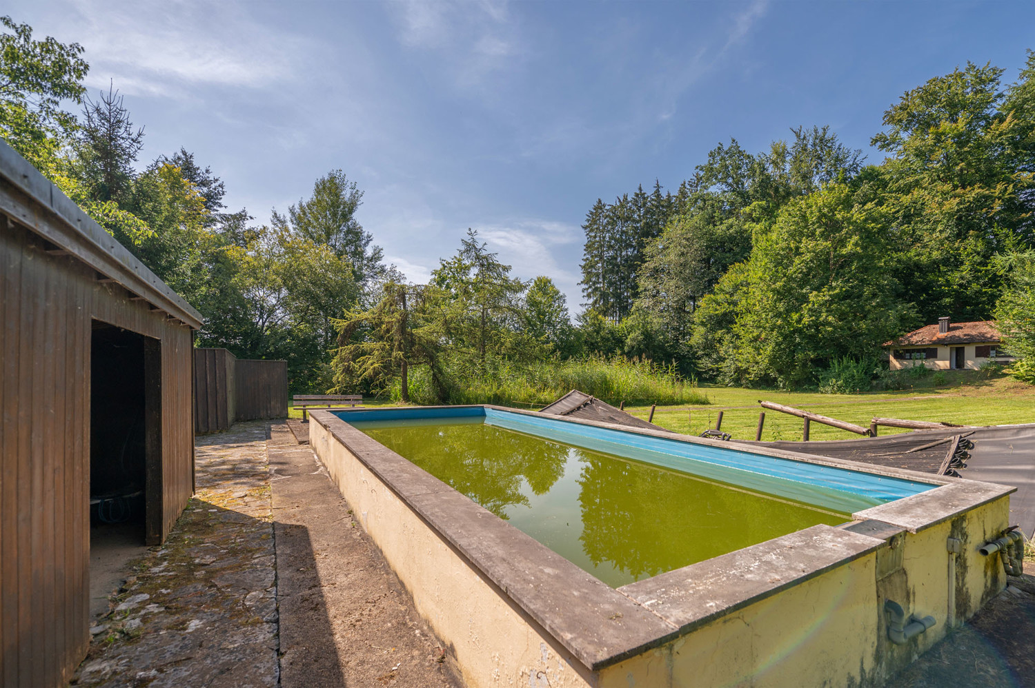 Freizeitgrundstück mit 2 kleinen Häusern und Pool in naturnaher Umgebung