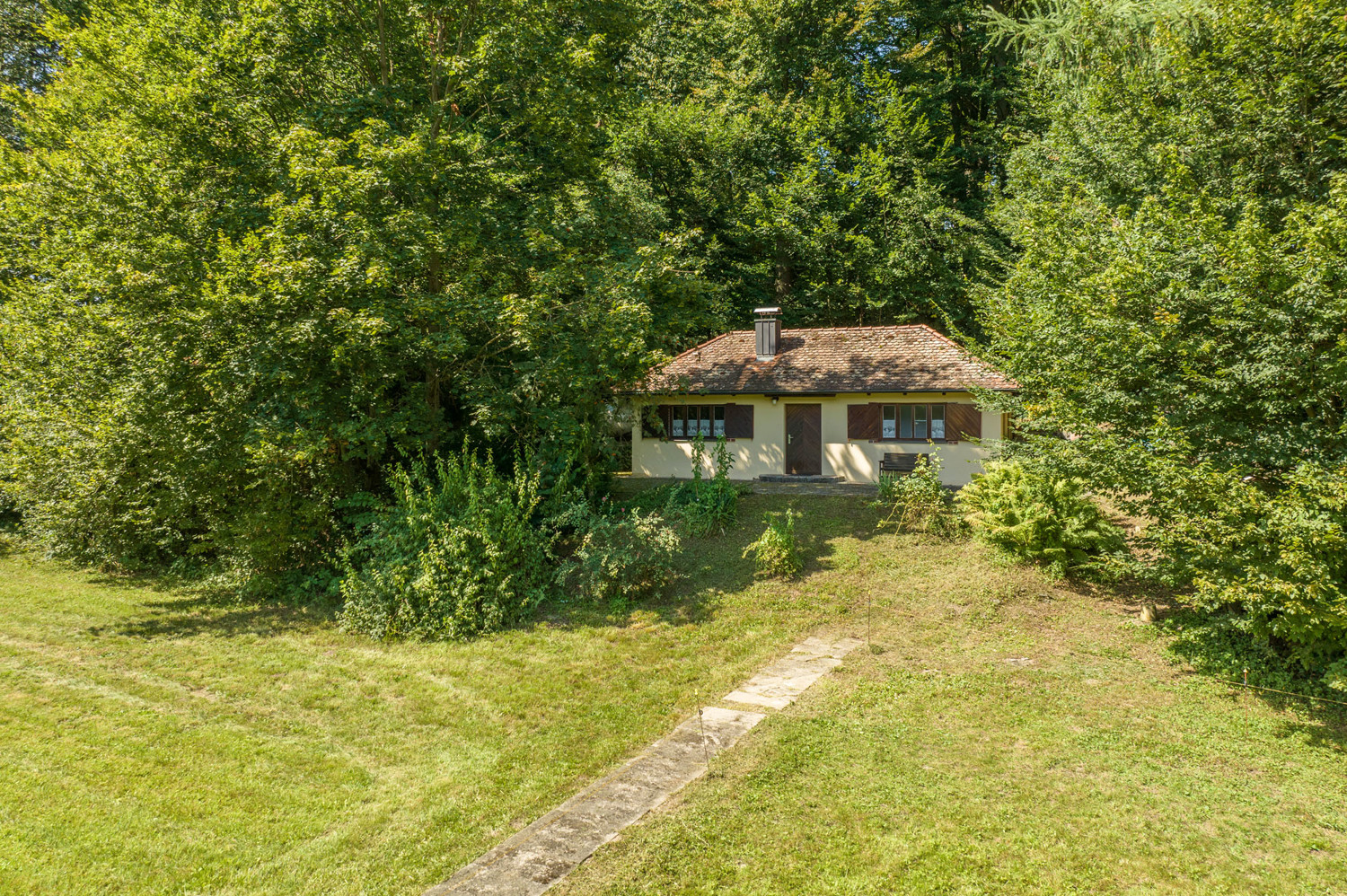 Freizeitgrundstück mit 2 kleinen Häusern und Pool in naturnaher Umgebung