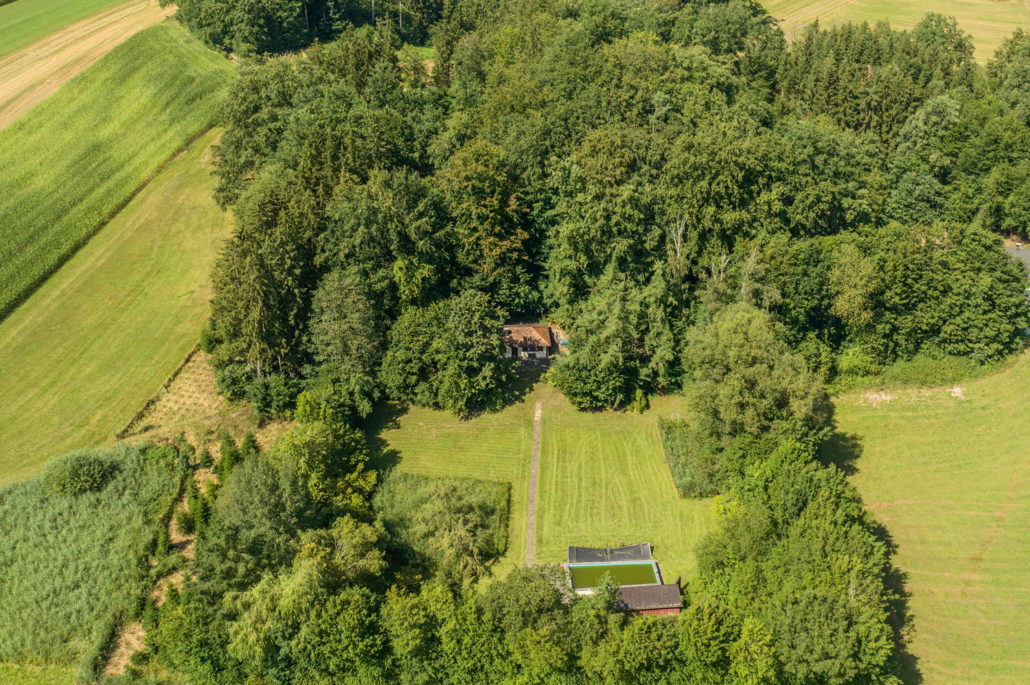 Freizeitgrundstück mit 2 kleinen Häusern und Pool in naturnaher Umgebung