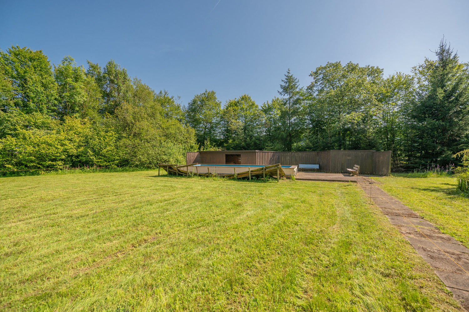 Freizeitgrundstück mit 2 kleinen Häusern und Pool in naturnaher Umgebung