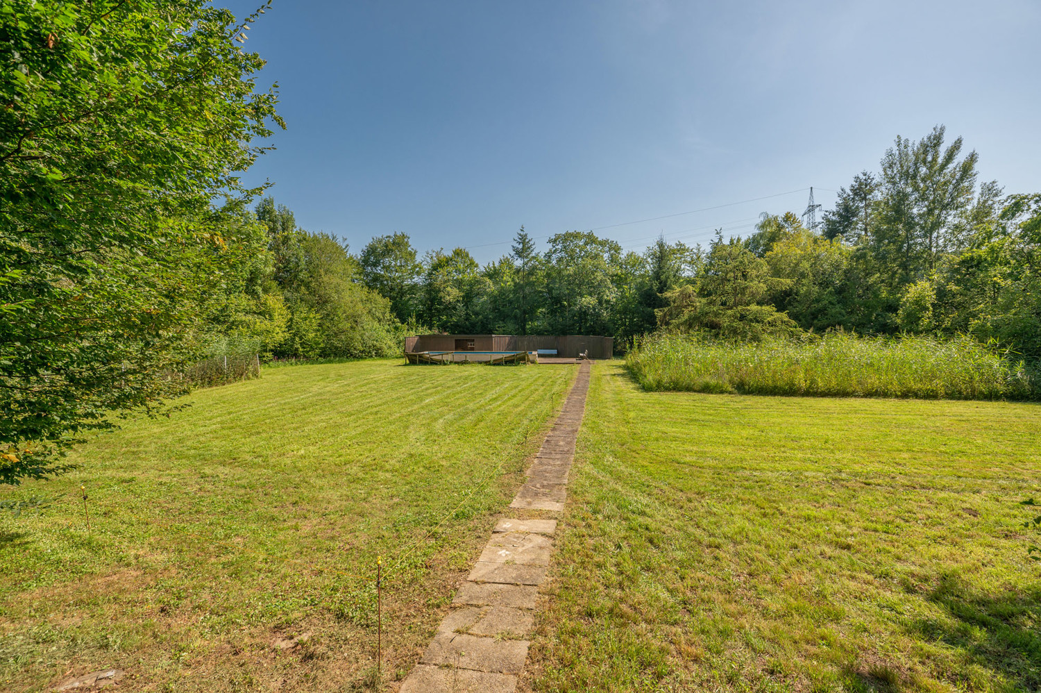 Freizeitgrundstück mit 2 kleinen Häusern und Pool in naturnaher Umgebung