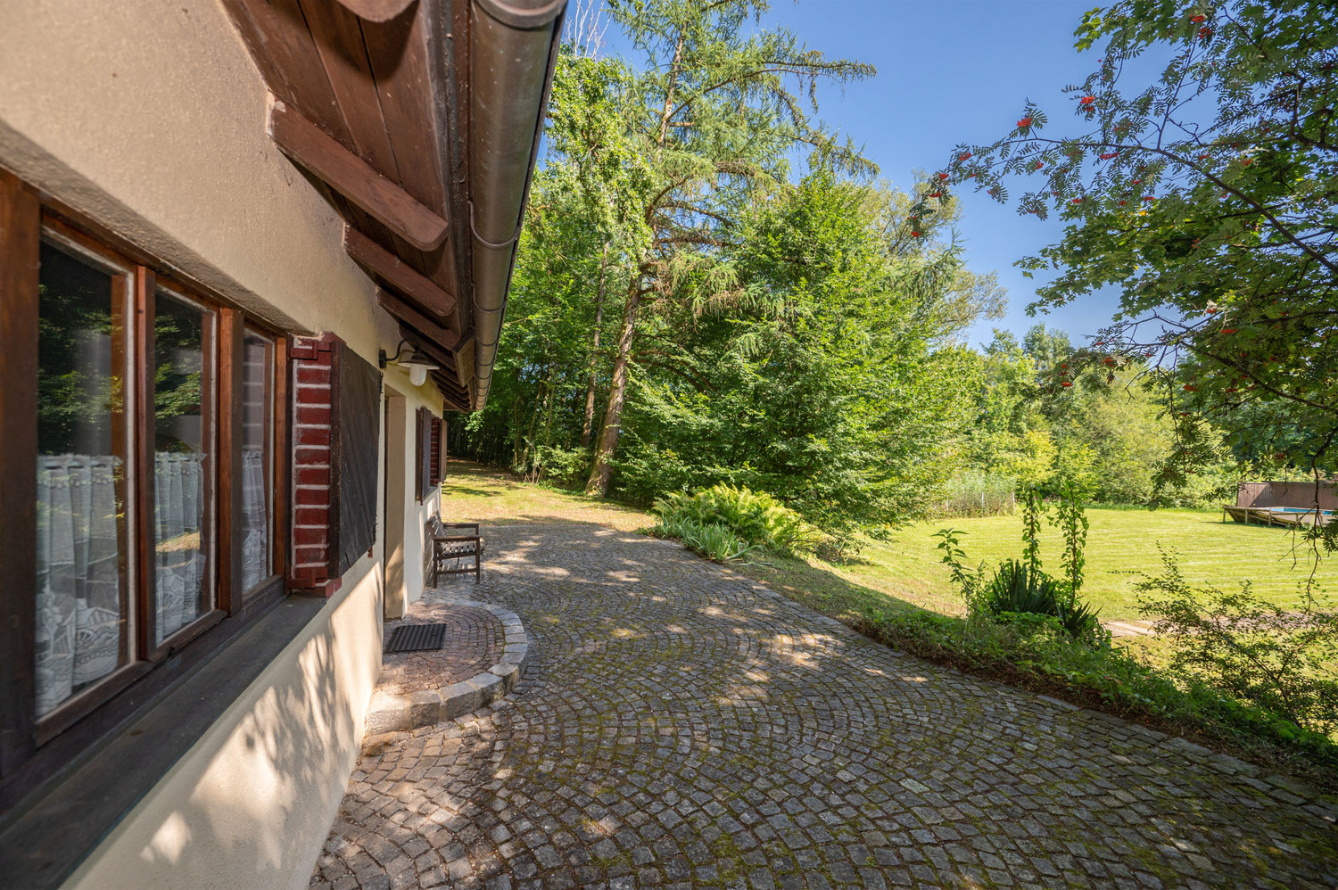 Freizeitgrundstück mit 2 kleinen Häusern und Pool in naturnaher Umgebung