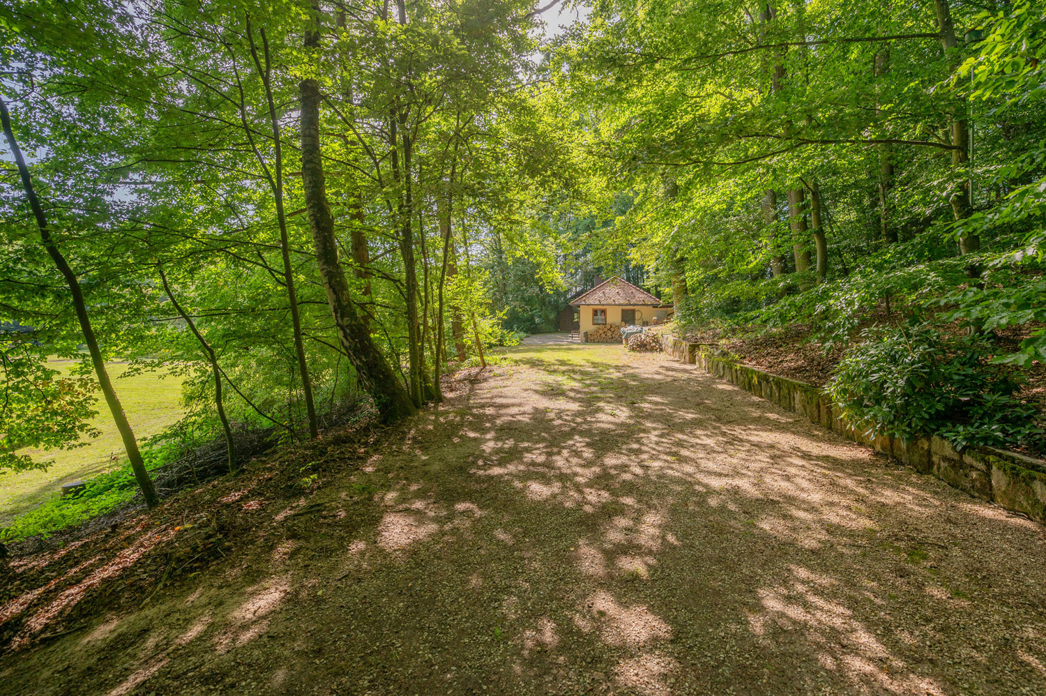 Freizeitgrundstück mit 2 kleinen Häusern und Pool in naturnaher Umgebung