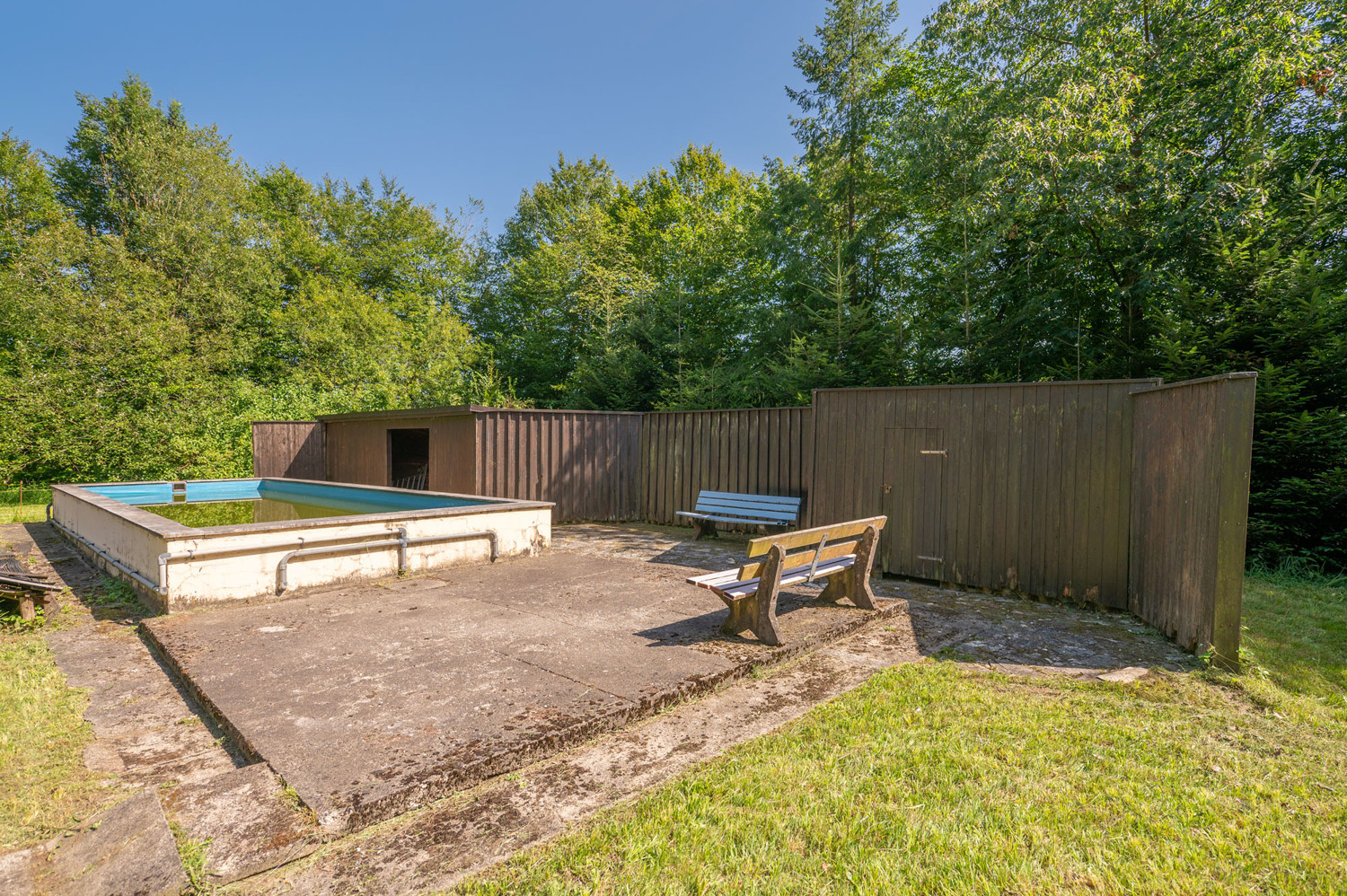 Freizeitgrundstück mit 2 kleinen Häusern und Pool in naturnaher Umgebung