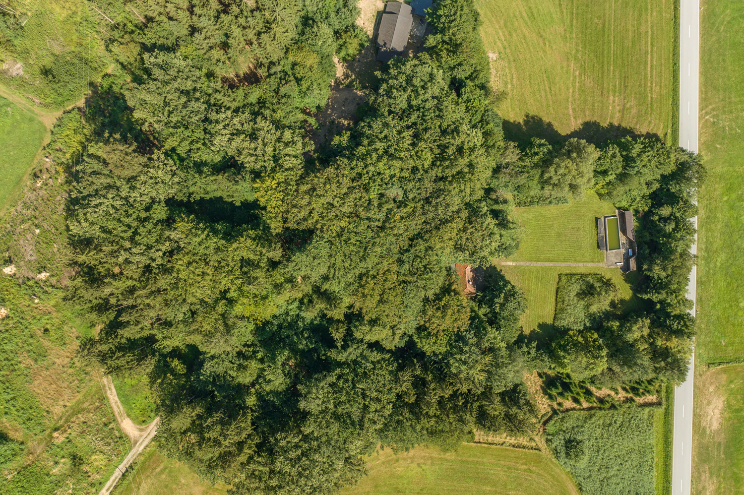 Freizeitgrundstück mit 2 kleinen Häusern und Pool in naturnaher Umgebung