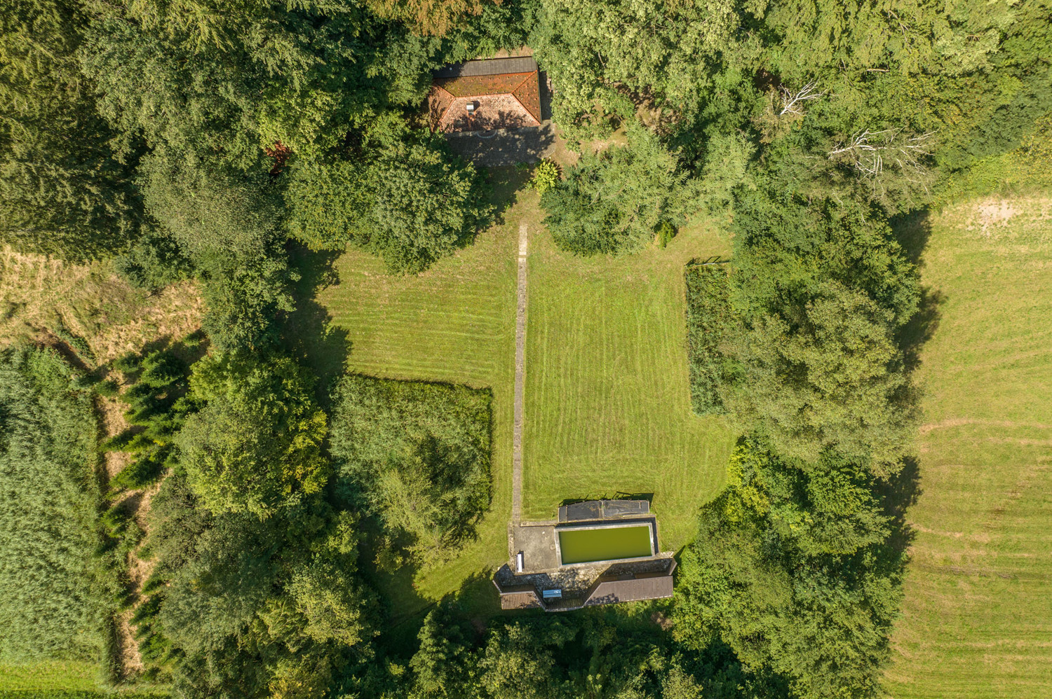 Freizeitgrundstück mit 2 kleinen Häusern und Pool in naturnaher Umgebung