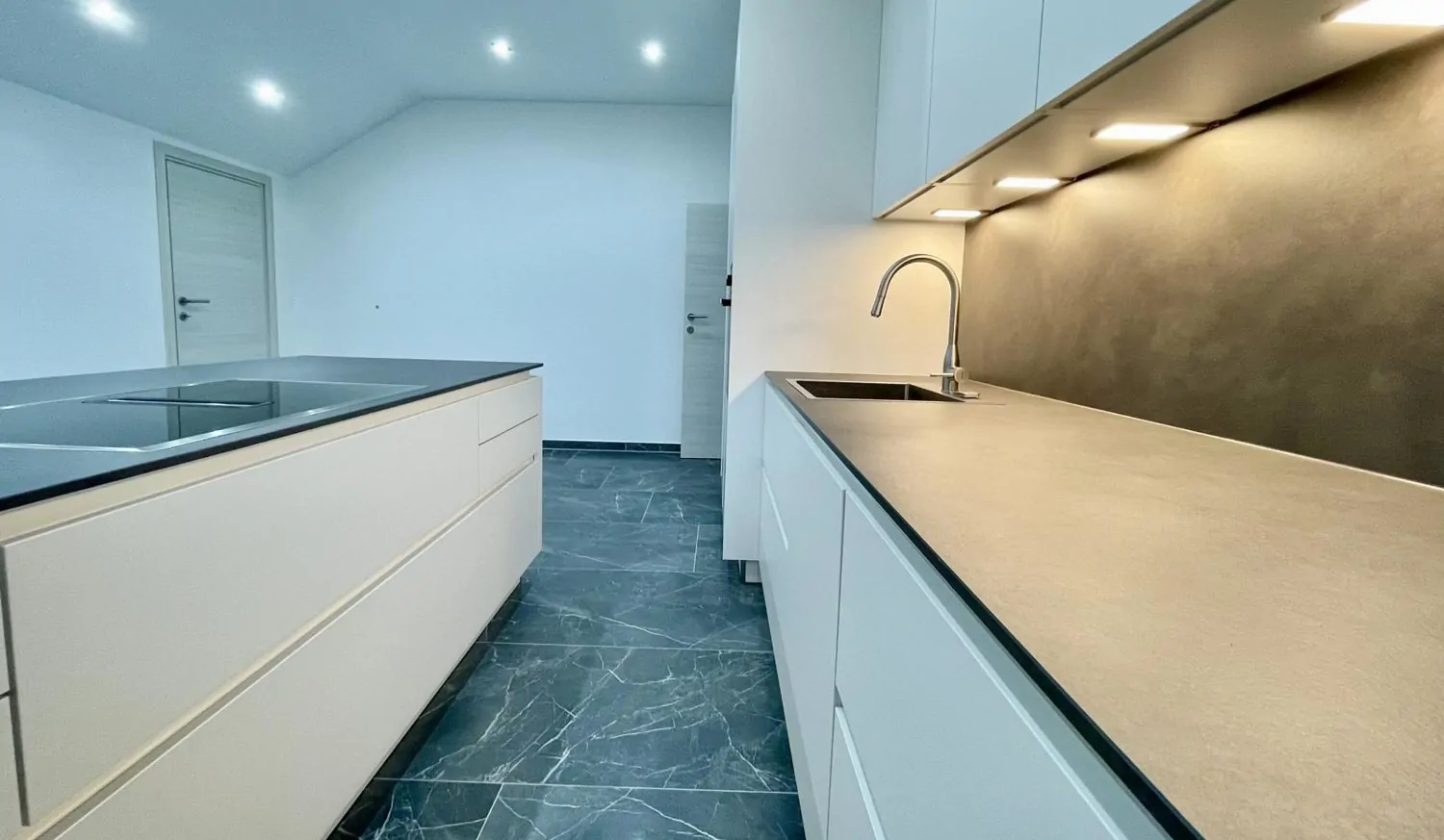 Küche mit Speisekammer