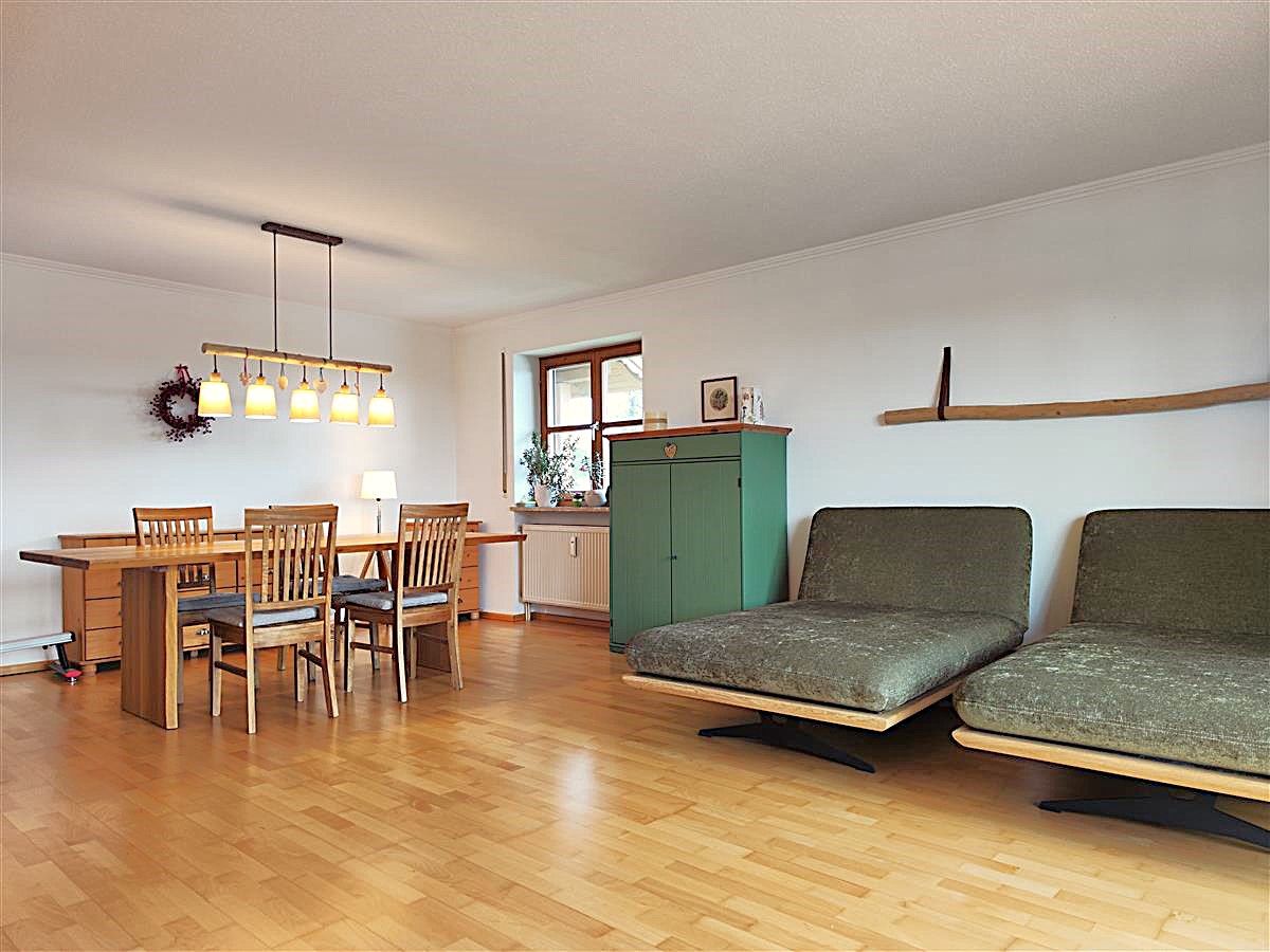 Modernisierte Zwei-Zimmer-Wohnung mit 2 Tiefgaragenstellplätzen