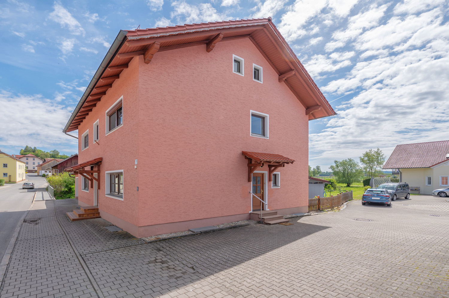 Großes Einfamilienhaus mit Doppelgarage in Haarbach